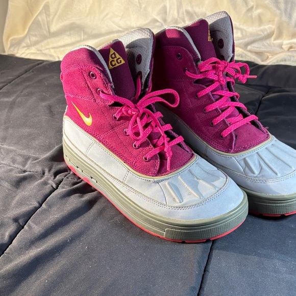 Nike ACG Fuchsia and Light Gray Boots size 7y - Picture 1 of 8